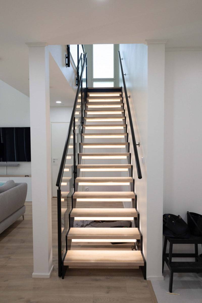 Schodiště lze použít také jako osvětlovací prvek. Osvětlení na schodišti dodává prostoru atmosféru elegance a bezpečnosti. LedStore.fi
